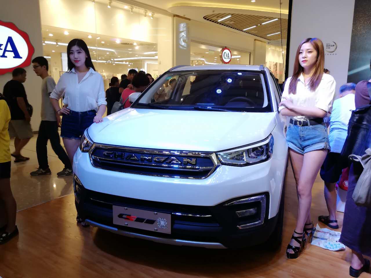 ����ɫSUV���߽���ԭ��أ�����Χ�ۿ�