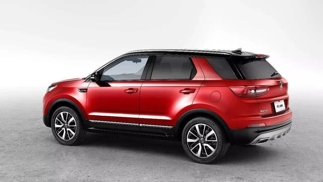 ����ɫSUV���߽���ԭ��أ�����Χ�ۿ�
