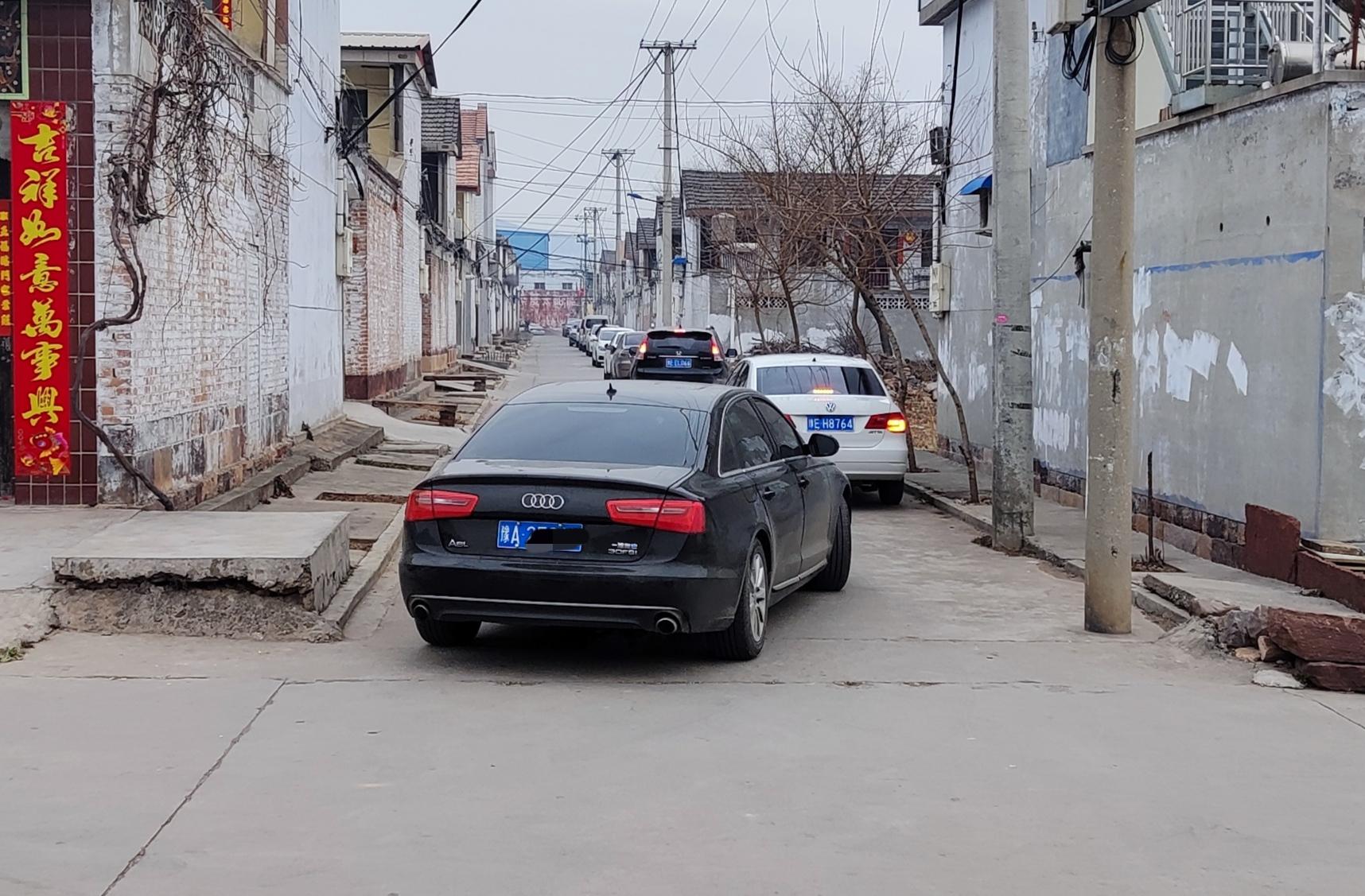 �����������ң������˳�չ�ֳ����и߶˳�����������